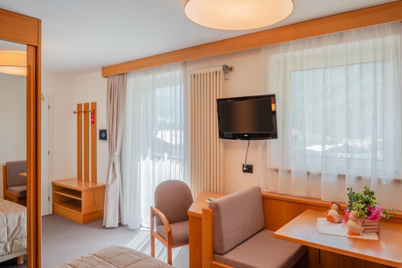 Hotel Ladina Campitello di Fassa Esterno foto