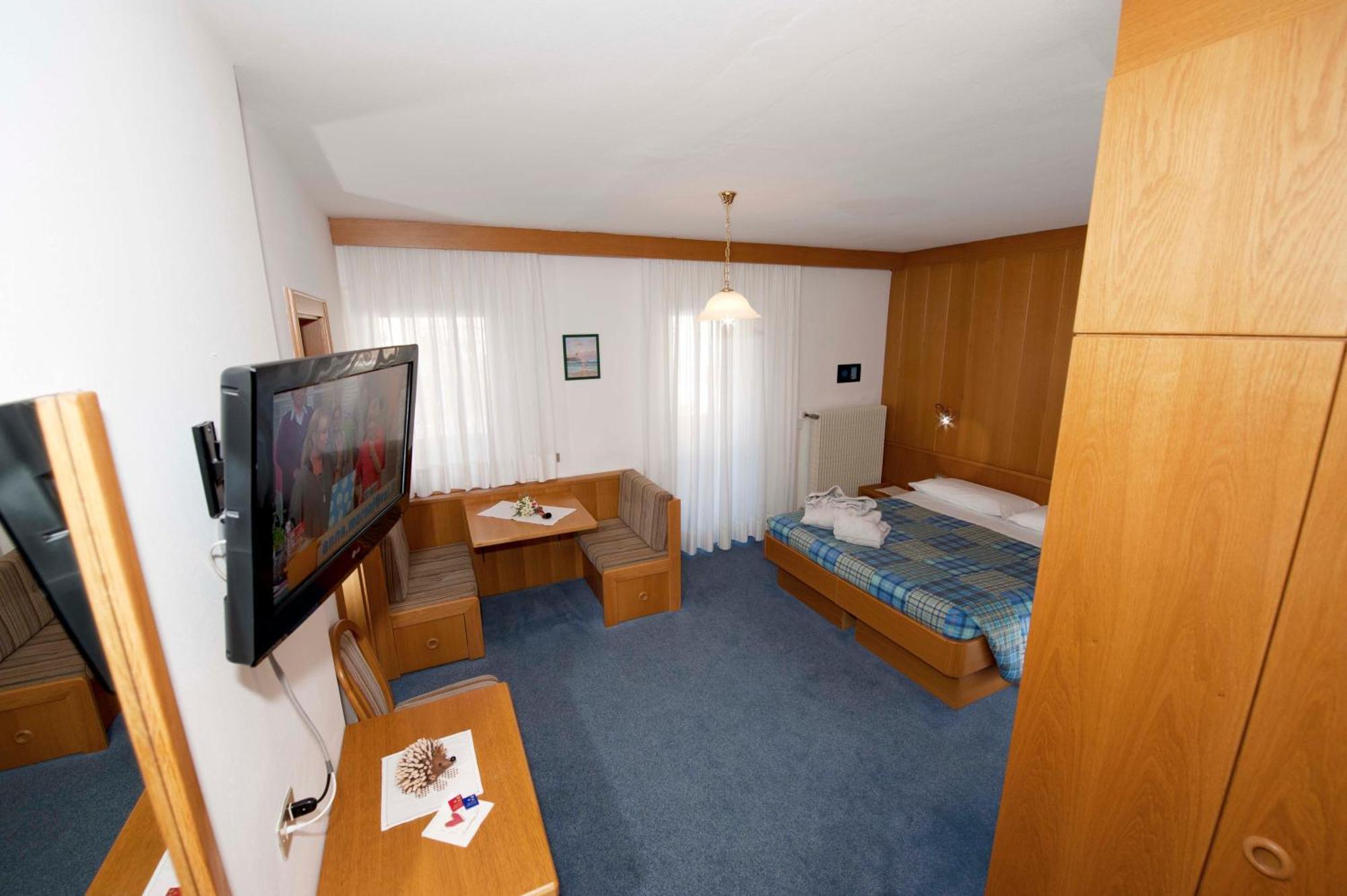 Hotel Ladina Campitello di Fassa Esterno foto
