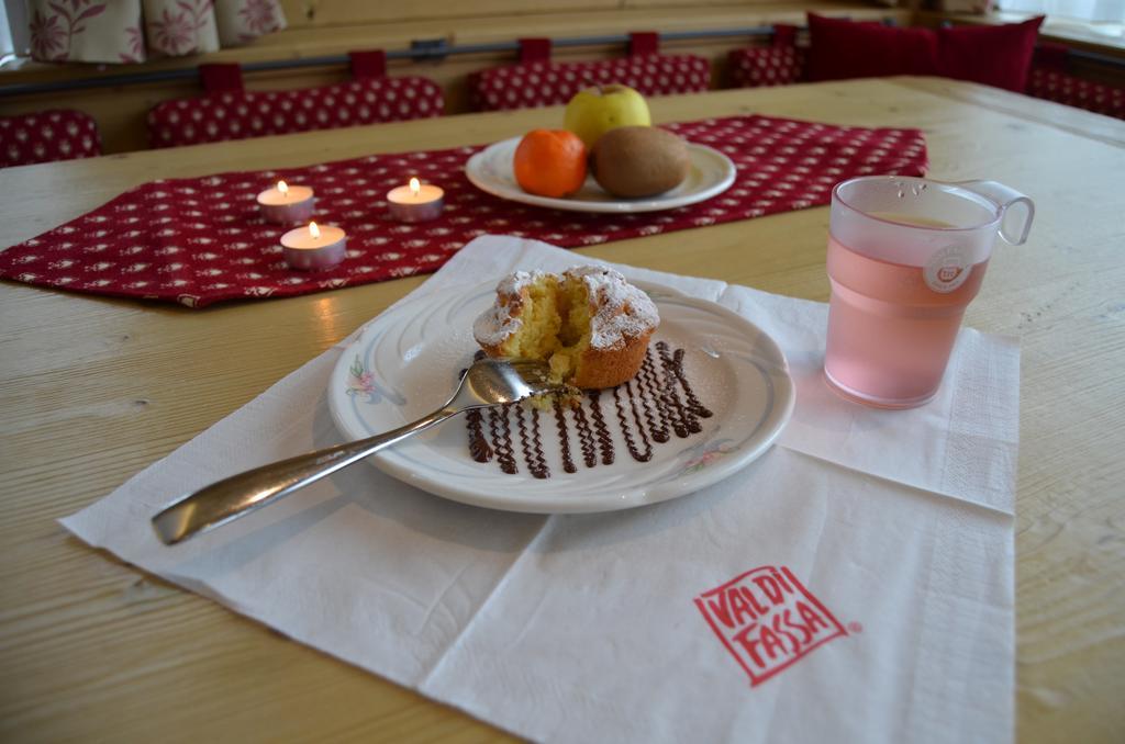Hotel Ladina Campitello di Fassa Esterno foto