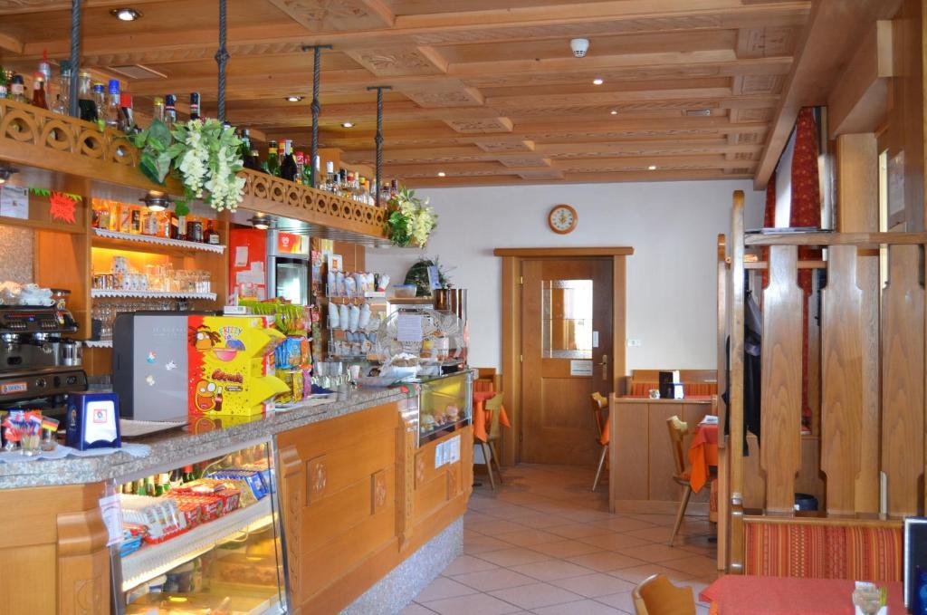Hotel Ladina Campitello di Fassa Esterno foto