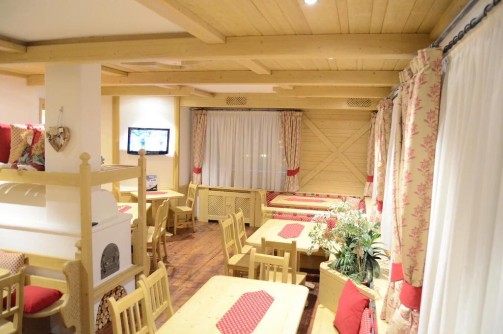 Hotel Ladina Campitello di Fassa Esterno foto