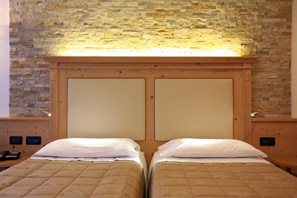 Hotel Ladina Campitello di Fassa Camera foto