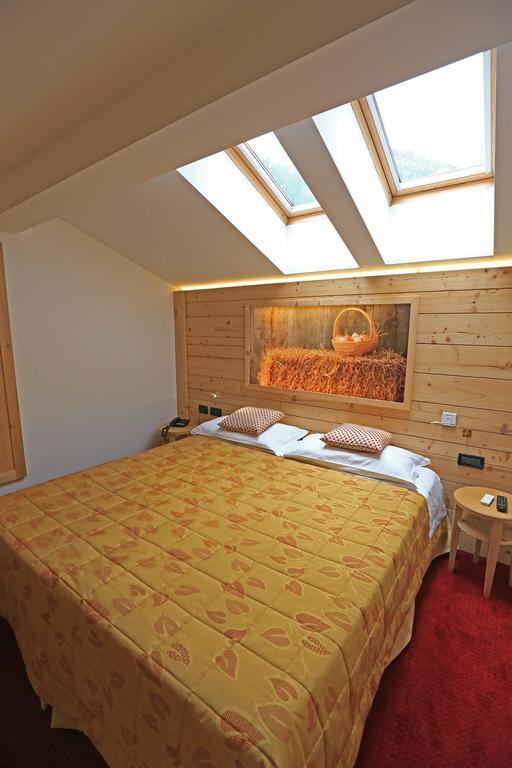 Hotel Ladina Campitello di Fassa Camera foto