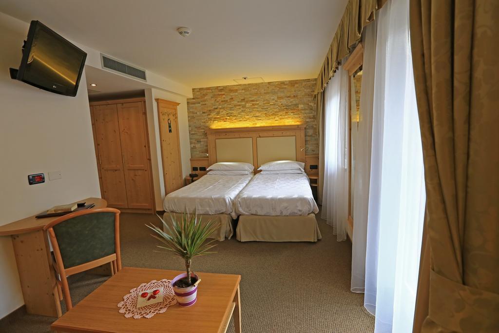 Hotel Ladina Campitello di Fassa Camera foto