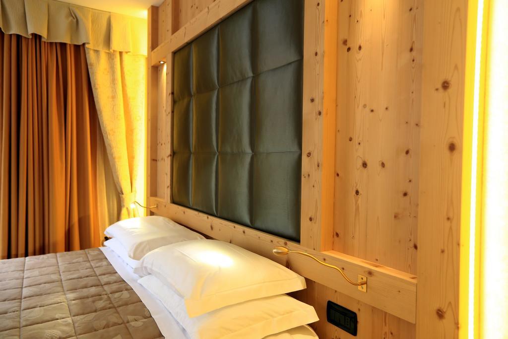 Hotel Ladina Campitello di Fassa Camera foto