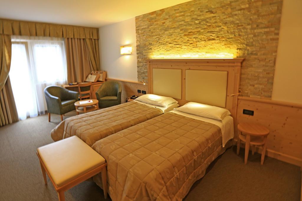 Hotel Ladina Campitello di Fassa Camera foto