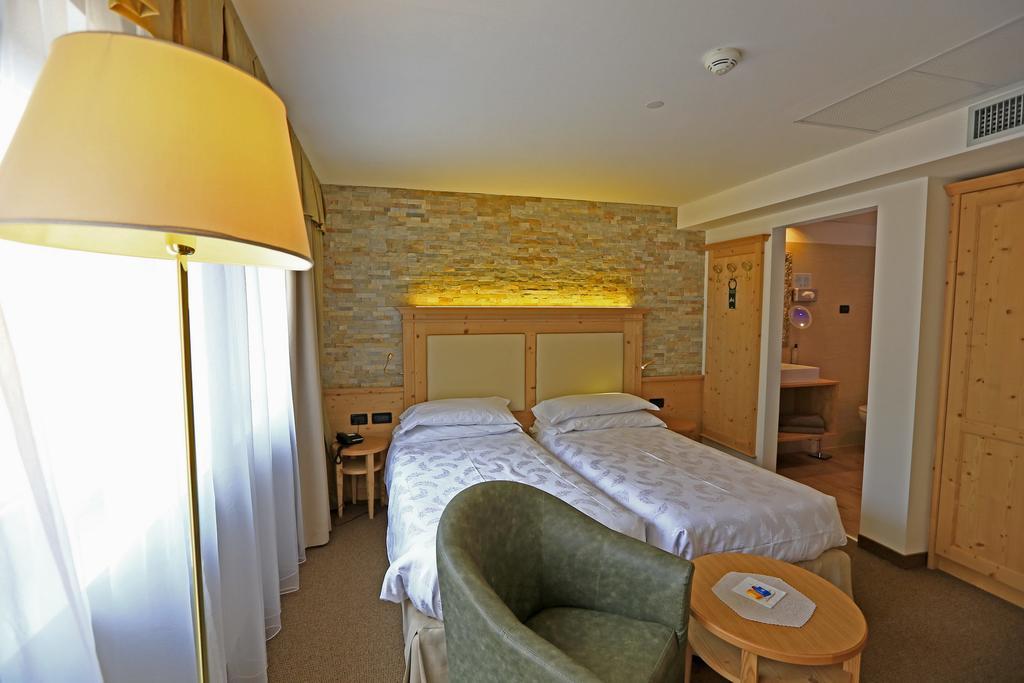 Hotel Ladina Campitello di Fassa Camera foto