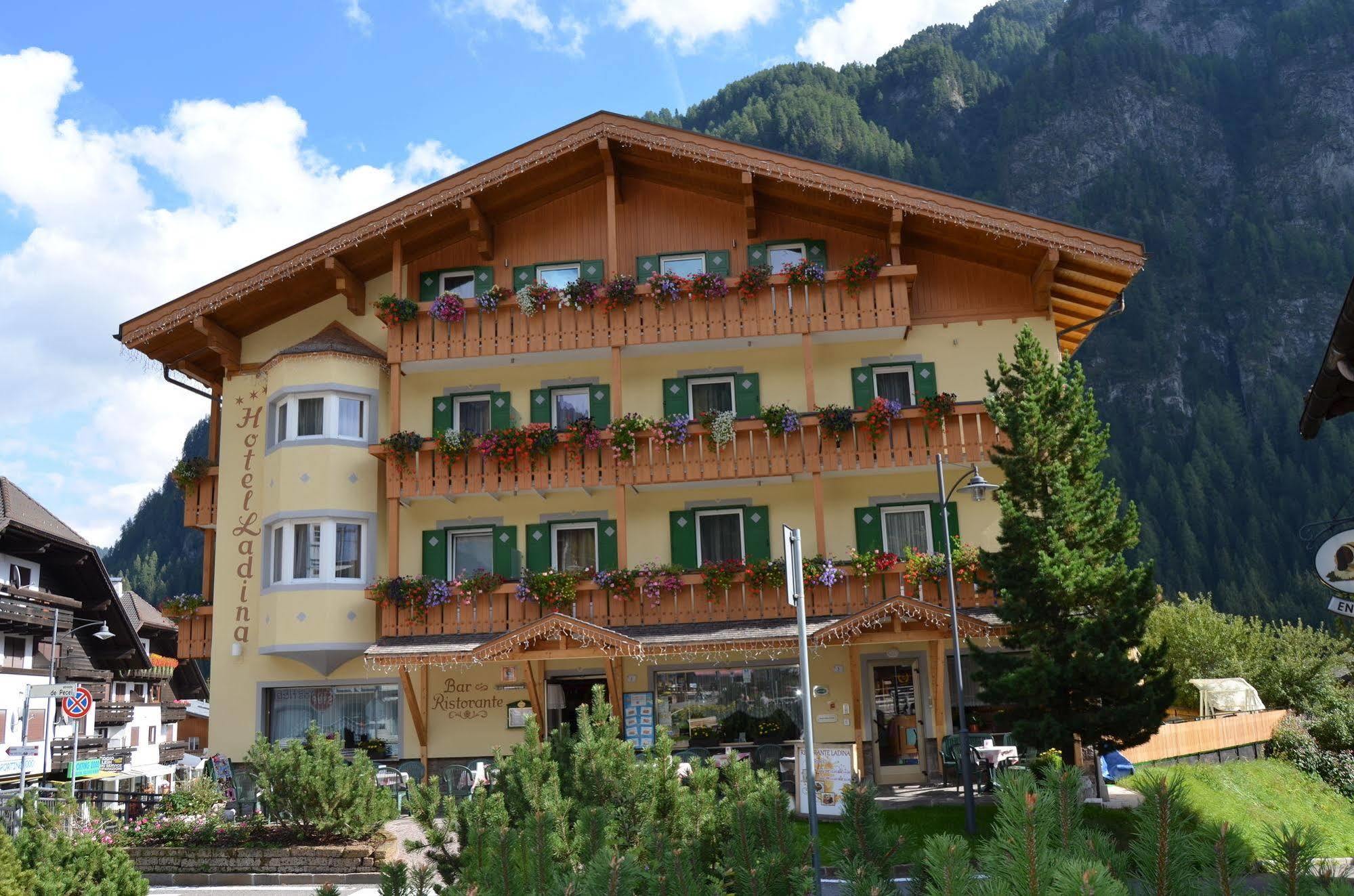 Hotel Ladina Campitello di Fassa Esterno foto