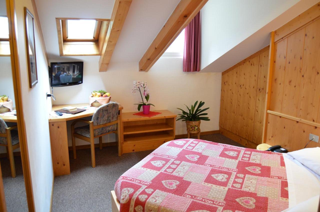 Hotel Ladina Campitello di Fassa Esterno foto